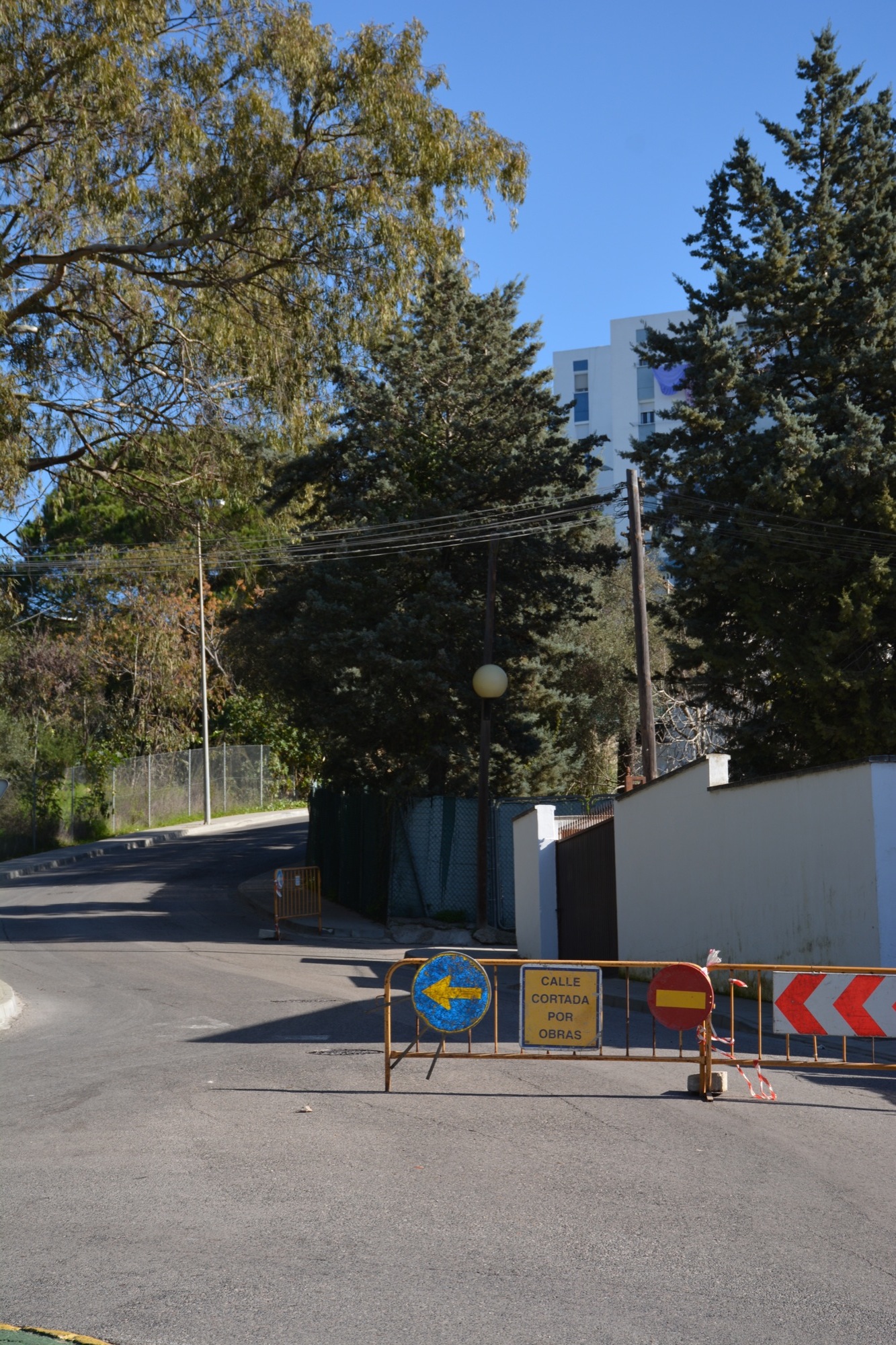 Corte del tráfico en un tramo de la calle La Ermita debido a obras